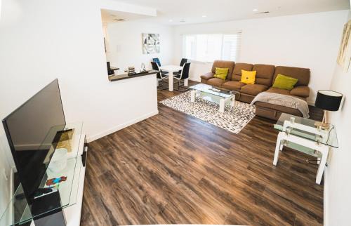 Wilshire Apartamento | Chic 1-Bedroom with Dinning area in Central Location Close to Downtown with Free Parking