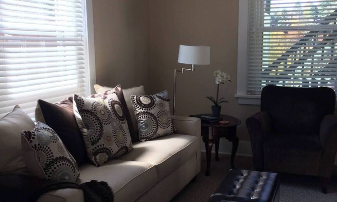 Forest Hills Apartamento | Chic 1-bedroom with WiFi and AC in awesome Pittsburgh
