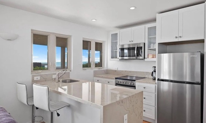 Mystic Hills Apartamento | Chic 1200 sq ft. 1-bed, 2 bath w Ocean view and Patio in fabulous Laguna Beach