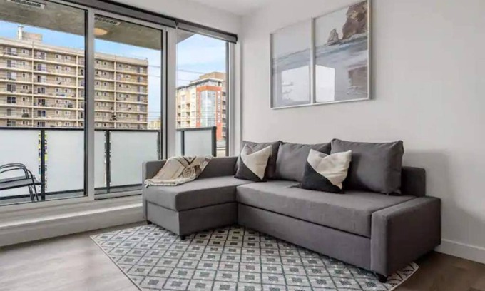 Sunnyside Apartamento | Chic 1BR Kensington unit W/Free UG Parking