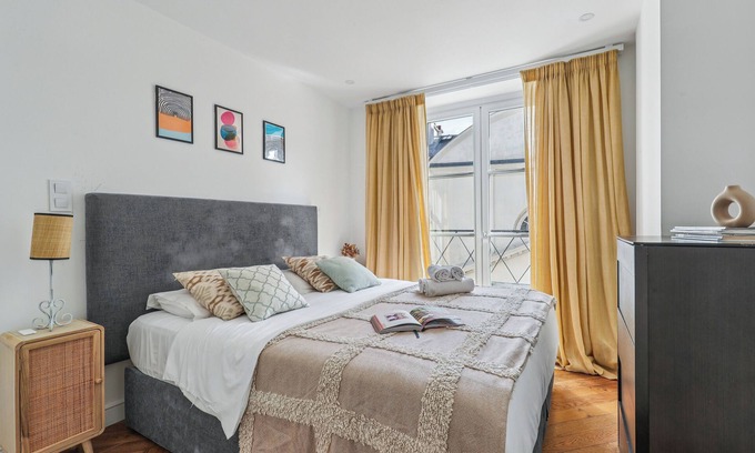 Saint-Thomas-d'Aquin Apartamento | Chic 1BR Near Louvre & Musee d Orsay