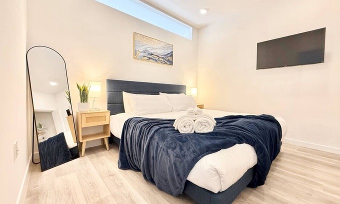 Poplar Apartamento | Chic 1BR Old City Apt with King Bed, City View, and Gym