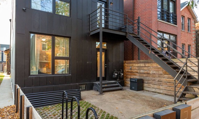 West Town Apartamento | Chic 2-Bed, 2-Bath Flat, Courtyard & Fire Pit in Ukrainian Village, Chicago!