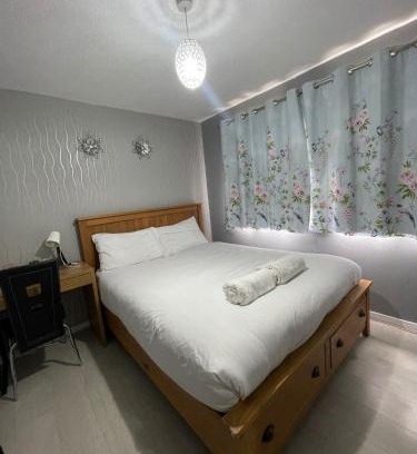 East Pilton Apartamento | Chic 2 Bed Apartment with Free Parking- Recently Redecorated, 10 Minutes to City Centre