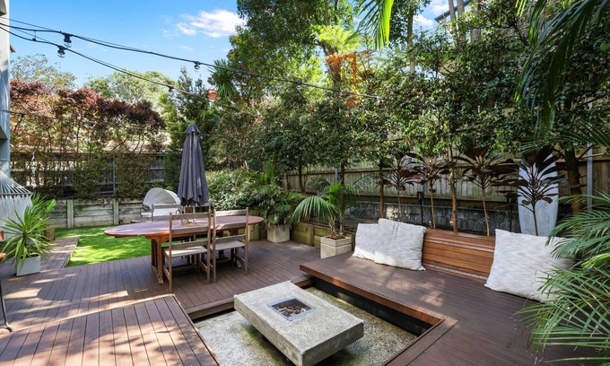 Dee Why Apartamento | Chic 2-Bed Dee Why Haven with Backyard & BBQ