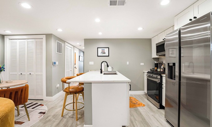 Tri-Taylor Apartamento | Chic 2-Bedroom/1 Bath Apartment in Fully Renovated Rowhouse