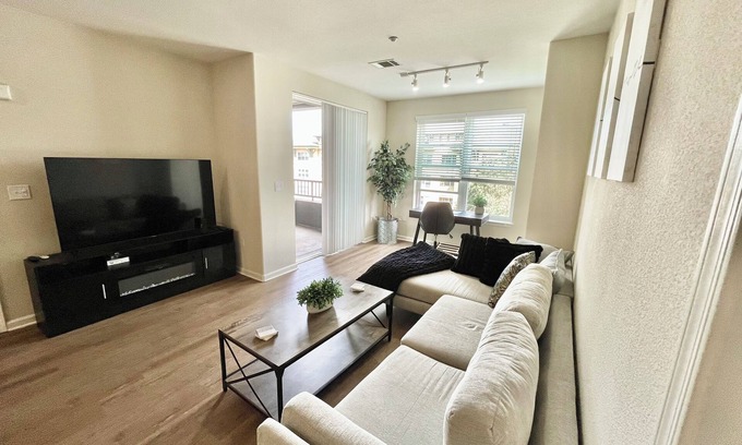 San Bruno Apartamento | Chic 2-bedroom apartment with WiFi, AC in marvelous San Bruno 5 min from SFO