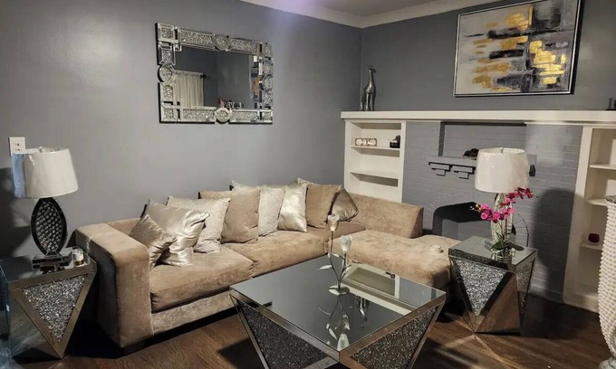 Gresham Apartamento | Chic 2-bedroom apartment with AC, WiFi in vibrant Chicago