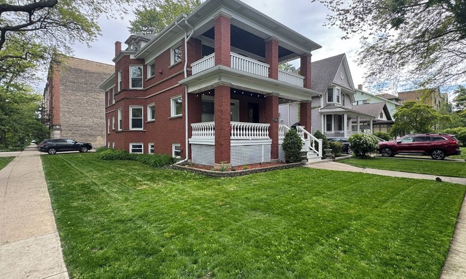 Rogers Park Apartamento | Chic 2-bedroom apartment in beautiful Rogers Park with WiFi & EV Charger
