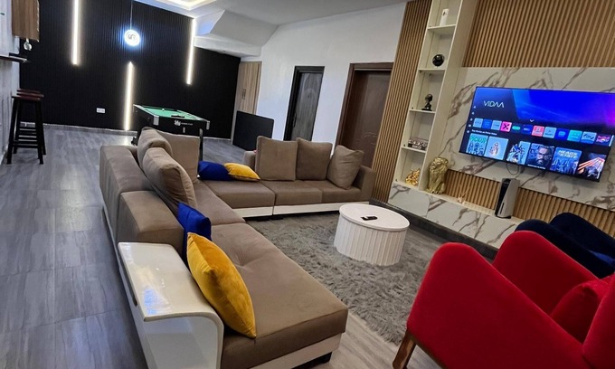 Kubwa Apartamento | Chic 2-bedroom apartment with WiFi, fitness room in vibrant Abuja