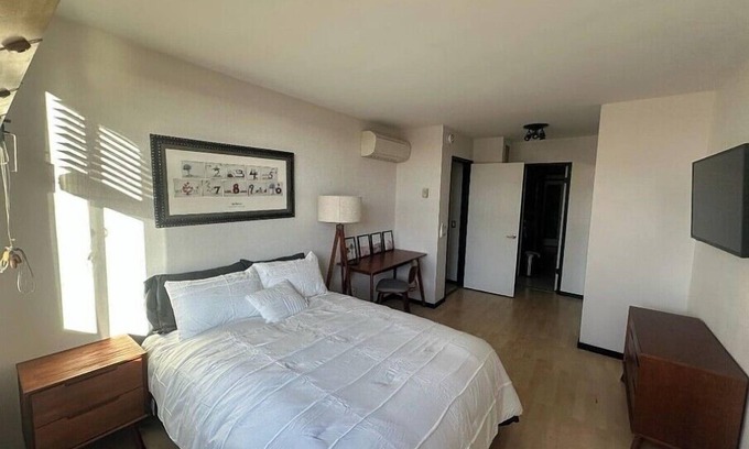 West Hollywood Condominio | Chic 2-bedroom condo with WiFi, AC in lovely West Hollywood