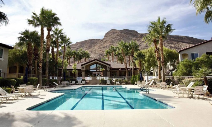Las Vegas Condominio | Chic 2-bedroom condo in vibrant Las Vegas with Mountain View