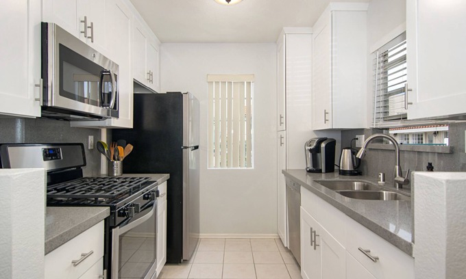Mira Mesa Condominio | Condominio recientemente remodelado, hermoso y acogedor con vista a la piscina. ¡Buena ubicación!