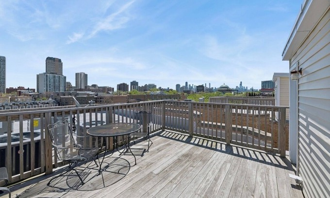 Wrightwood Neighbors Condominio | Chic 2-bedroom condo with AC, fitness room in cool Chicago