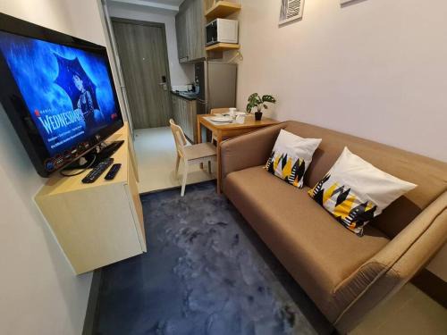 Highway Hills Apartamento | Chic 2 Bedroom EDSA APT with Balcony