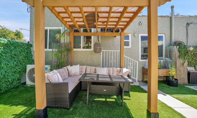 Ladera Heights Casa | Chic 2-Bedroom Escape in Prime Los Angeles Location - HUD-VP