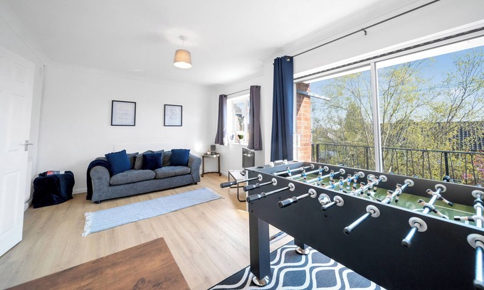 Colchester Apartamento | Chic 2 bedroom Flat; wifi, smart TV, foosball table