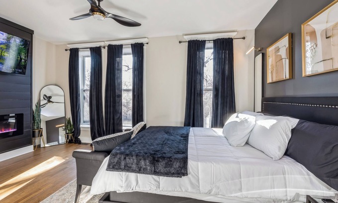 Tri-Taylor Casa | Chic 2-bedroom townhome with WiFi and AC in awesome Chicago