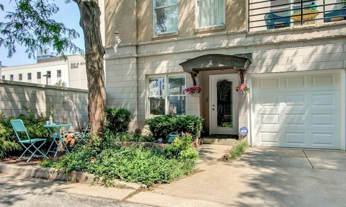 South Loop Casa | Chic 2-Bedroom Townhouse with Rooftop, Free Parking, in Downtown Chicago!