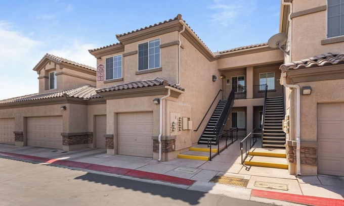 North Las Vegas Condominio | Chic 2-bedroom condo w/nice office, pool and WiFi in fantastic North Las Vegas
