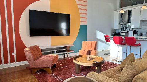 Near West Side Apartamento | Chic 2 BR 1 Parking Sleeps 6