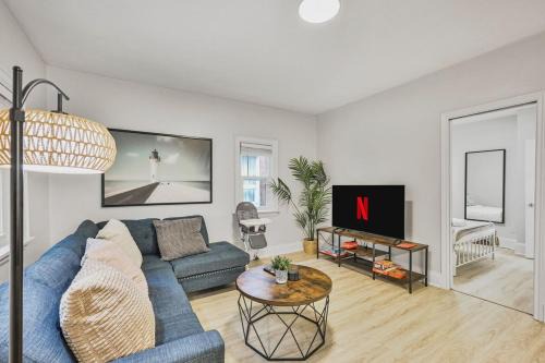Durham Region Apartamento | Chic 2 BR Urban Retreat Near Beach Free Parking