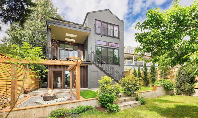 Wallingford Casa | Chic 2020-Built 2BR Urban Oasis w/ Private Backyard