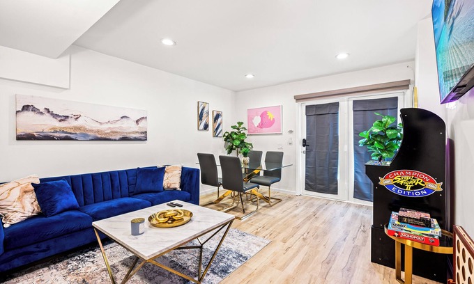 El Porto Casa | Chic 2BD - 1 Block to Beach Heaven