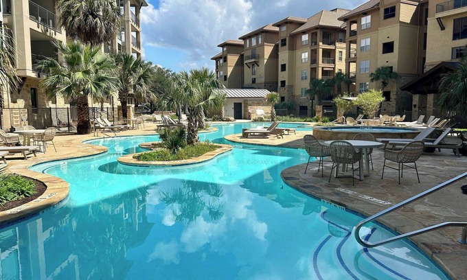 Horseshoe Bay Condominio | Chic 2BD with Balcony, Pool, Hot Tub & Marina Views!
