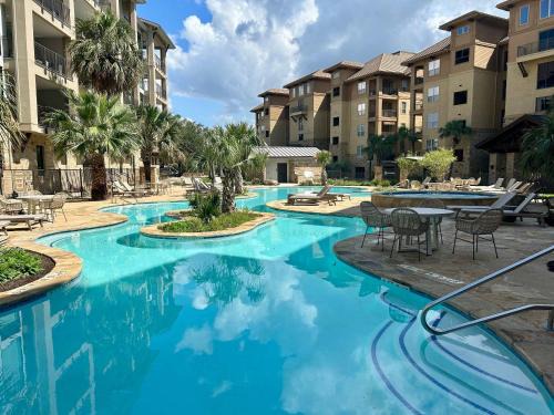 Horseshoe Bay Casa | Chic 2BD with Balcony Pool Hot Tub & Marina Views