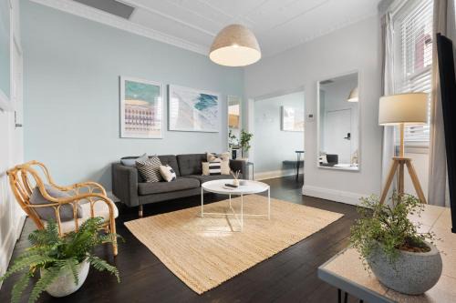 Bondi Apartamento | Chic 2BR Apartment with Artful Touches in Bondi