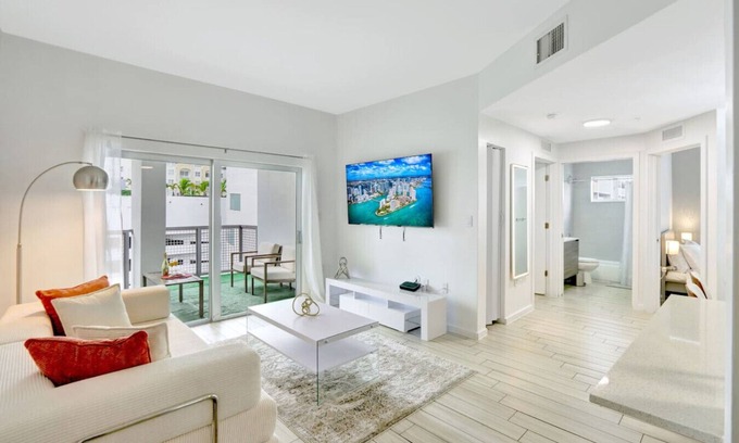 Midtown Apartamento | Chic 2BR Edgewater Condo w/Views + Balcony