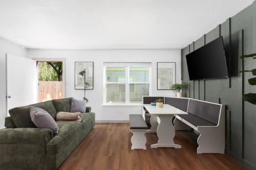 South Lamar Apartamento | Chic 2BR Escape Sleeps 8 w Private Patio