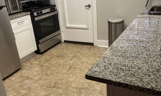 Buckhead Apartamento | Chic 2BR Family-sized Apartment near Lenox Square! Perfect ATL getaway!!