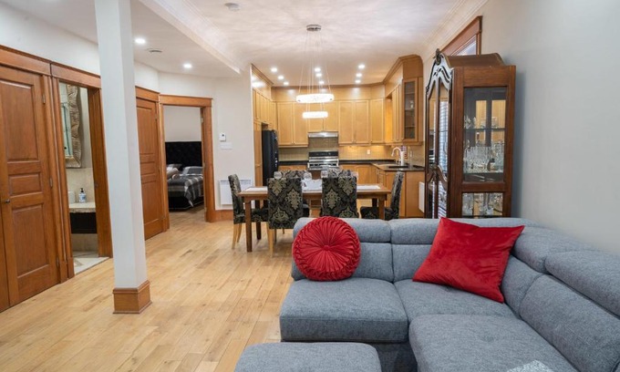 La Petite-Patrie Apartamento | Chic 2BR near Little Italy - 5mins to Metro
