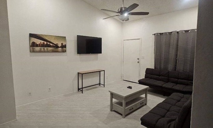 Mesa Apartamento | Chic 2BR Oasis: Prime Locale!
