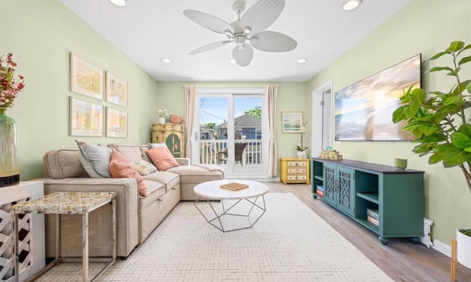 Ventnor City Apartamento | Chic 2BR Private Balcony Beach Gear Included!
