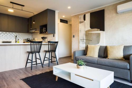 El Golf Apartamento | Chic 2BR Retreat in Vitacura Perfect for 3 Steps from Everything