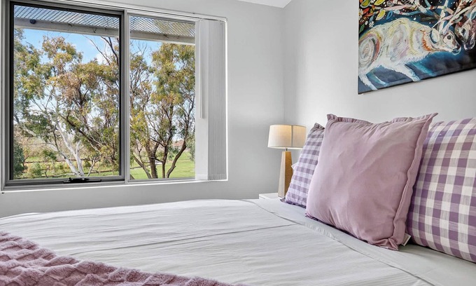 Rockingham Apartamento | Chic 2BR Rockingham Escape Garden Views