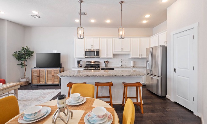 Tobin Hill Condominio | Chic 3-Bed Condo, 2-Car Garage close to Pearl & St. Mary's Strip in Tobin Hills!