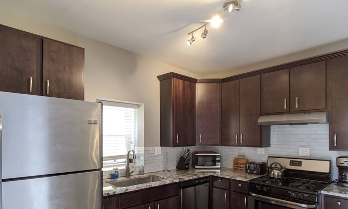 North Center Apartamento | Chic 3-bedroom apartment with AC, WiFi in vibrant Roscoe Village