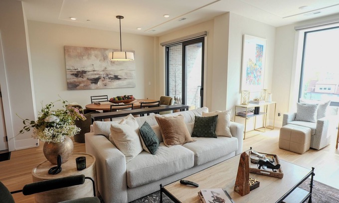 Lakeview Condominio | Chic 3-Bedroom Condo in Lakeview Central. Private Rooftop, City & Ballpark Views