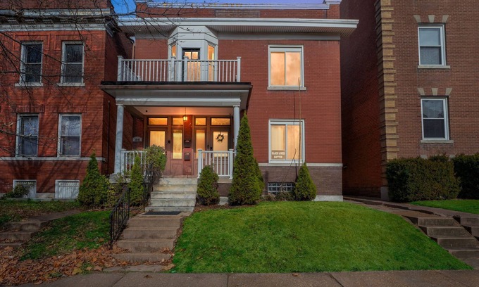 Tower Grove South Casa | Chic 3-bedroom STL Townhome - fitness room, spa, wifi, deck