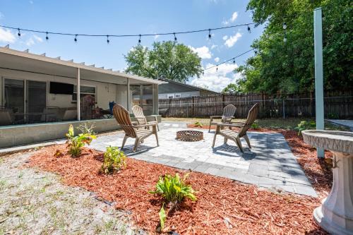 Lakeland Casa | Chic 3BR Lakeland Home Fenced Yard Sleeps 11
