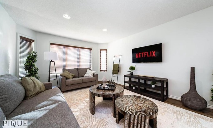Jasper Place Apartamento | Chic 3BR Modern Home - Wi-Fi - Netflix - Sleeps 8!