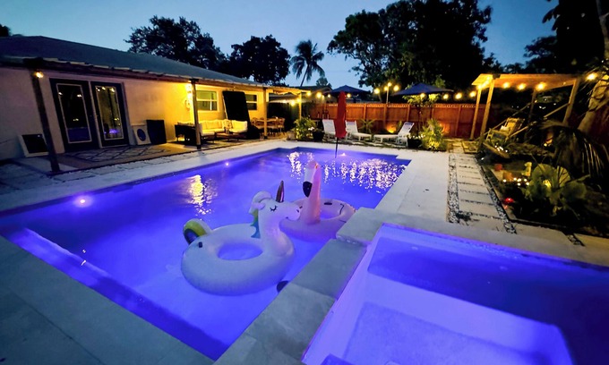 Central Oakland Park Casa | Chic 3BR Queen’s Oasis @ Blue Lizard- Adults ONLY