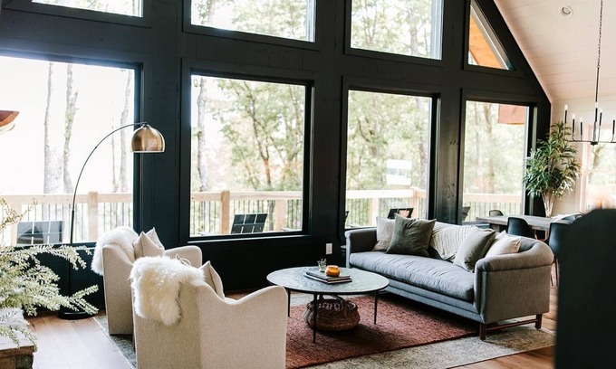 Cherry Log Cabina | Luxe 4BR Designer Cabin | Hot Tub Views Fire