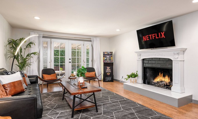 Placentia Casa | Chic 4BR Entertainer - Arcade & CLOSE to Disney