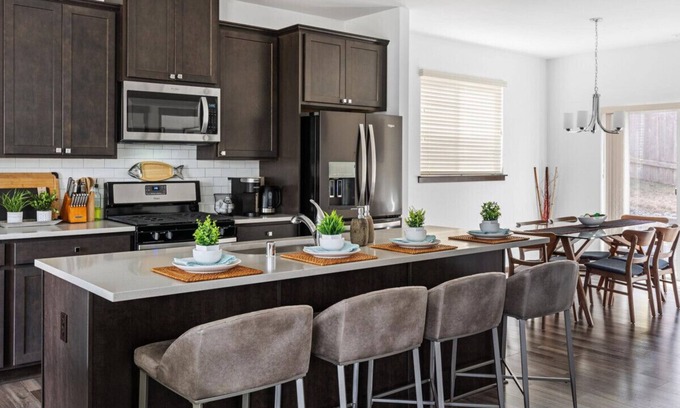 Highline Casa | Chic 5-Bedroom Seattle Retreat | Fireplace-Pets OK