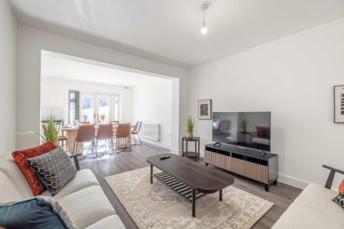 Slough Casa | Chic and Comfy 4 Bedroom Stay Baylis Road